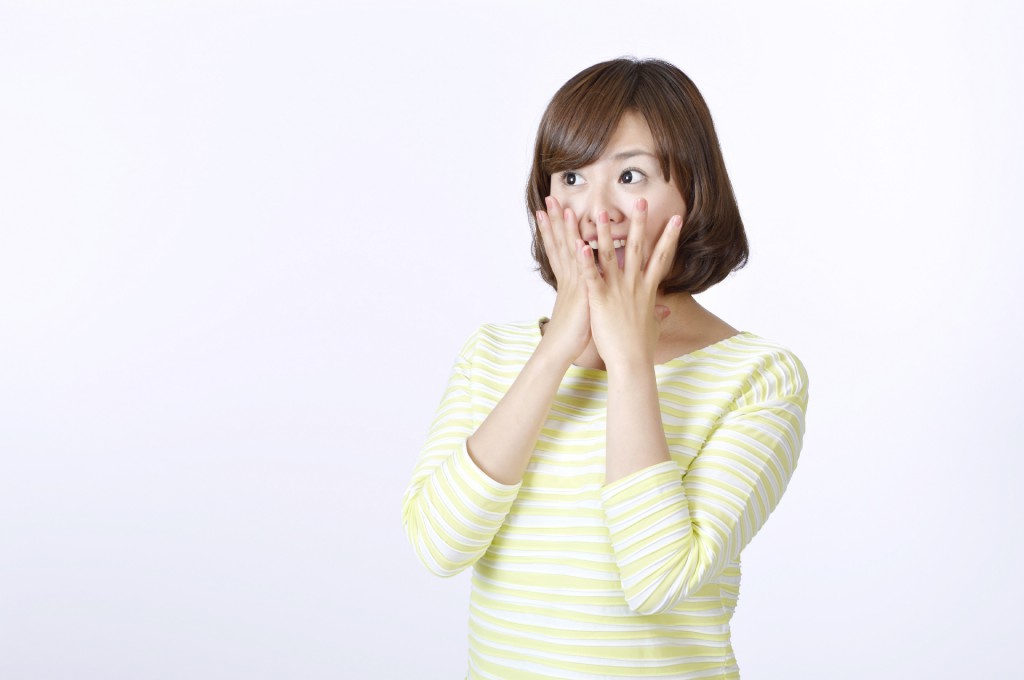 驚く女性