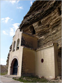 丘の上にひっそりとたたずむ教会