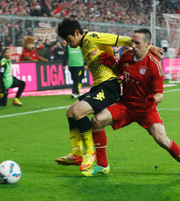 Duell auf Augenh?he: Shinji Kagawa gegen Franck Ribery. Duell auf Augenh?he: Shinji Kagawa gegen Franck Ribery.