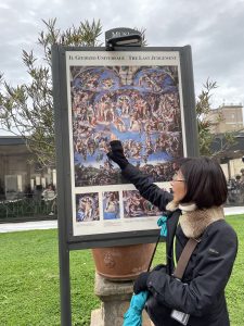 礼拝堂の中はガイド禁止。撮影禁止のため、外でお話を聞きます。