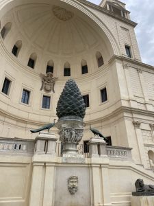 お姉ちゃんが大爆笑した松ぼっくりの像。本当は繁栄の象徴。