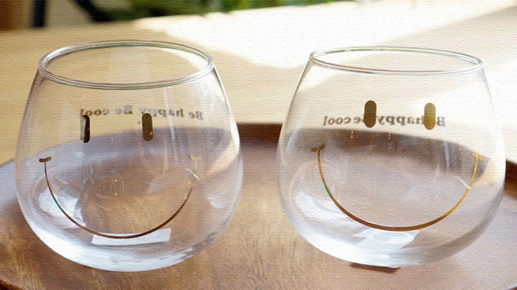 にっこり笑ったスマイルグラス！まるっこいフォルムがかわいい♪