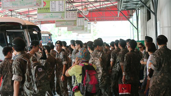 軍 "の兵士たち、除草・除雪しなくて仕事後に携帯電話が可能"