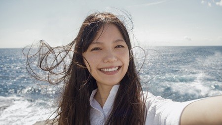 宮崎あおい、海岸での自撮り写真をスマホでシェア「きれいでしょ」