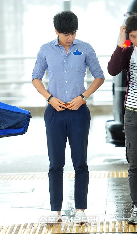 歌手兼タレントイ·スンギが台湾で開かれるファンミーティングに参加するために13日午前、仁川（インチョン）国際空港出国場に入っている。 /仁川国際空港=イ·ヨンフンインターン記者