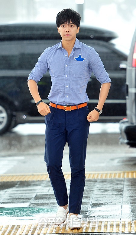 歌手兼タレントイ·スンギが台湾で開かれるファンミーティングに参加するために13日午前、仁川（インチョン）国際空港出国場に入っている。 /仁川国際空港=イ·ヨンフンインターン記者