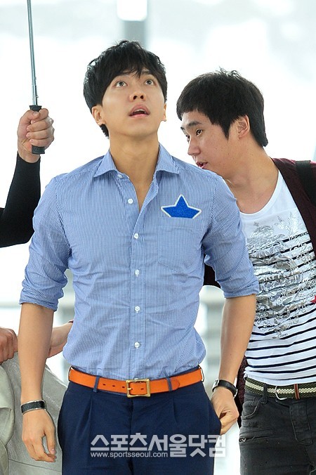 歌手兼タレントイ·スンギが台湾で開かれるファンミーティングに参加するために13日午前、仁川（インチョン）国際空港出国場に入っている。 /仁川国際空港=イ·ヨンフンインターン記者