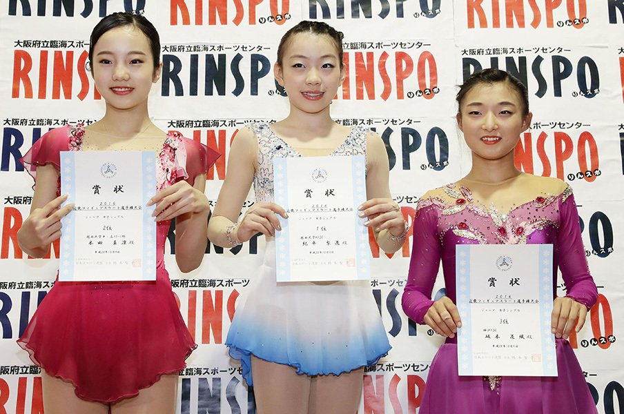 本田真凜(左)と紀平梨花(中央)のライバル関係は、日本女子の力をさらに高めていくに違いない。