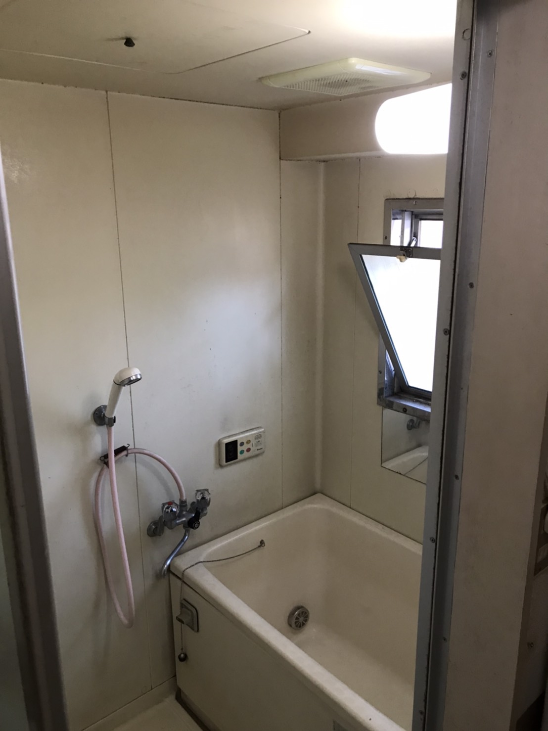 56CB6338-E138-4829-86D3-5BE721F457EF