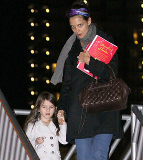 katie-holmes-suri-cruise-vancouver-12172010-lead.jpg