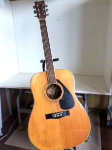 ヤマハのアコースティックギターFG-200D