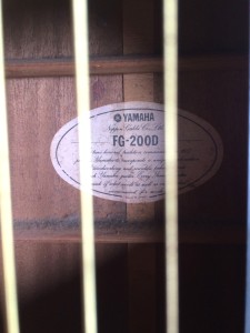 ヤマハのアコースティックギターFG-200D