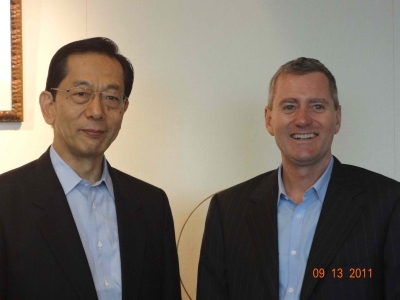 2011年9月に創設者ジョン・ウッドが隅修三社長を表敬訪問。東京海上日動本社ビルにて