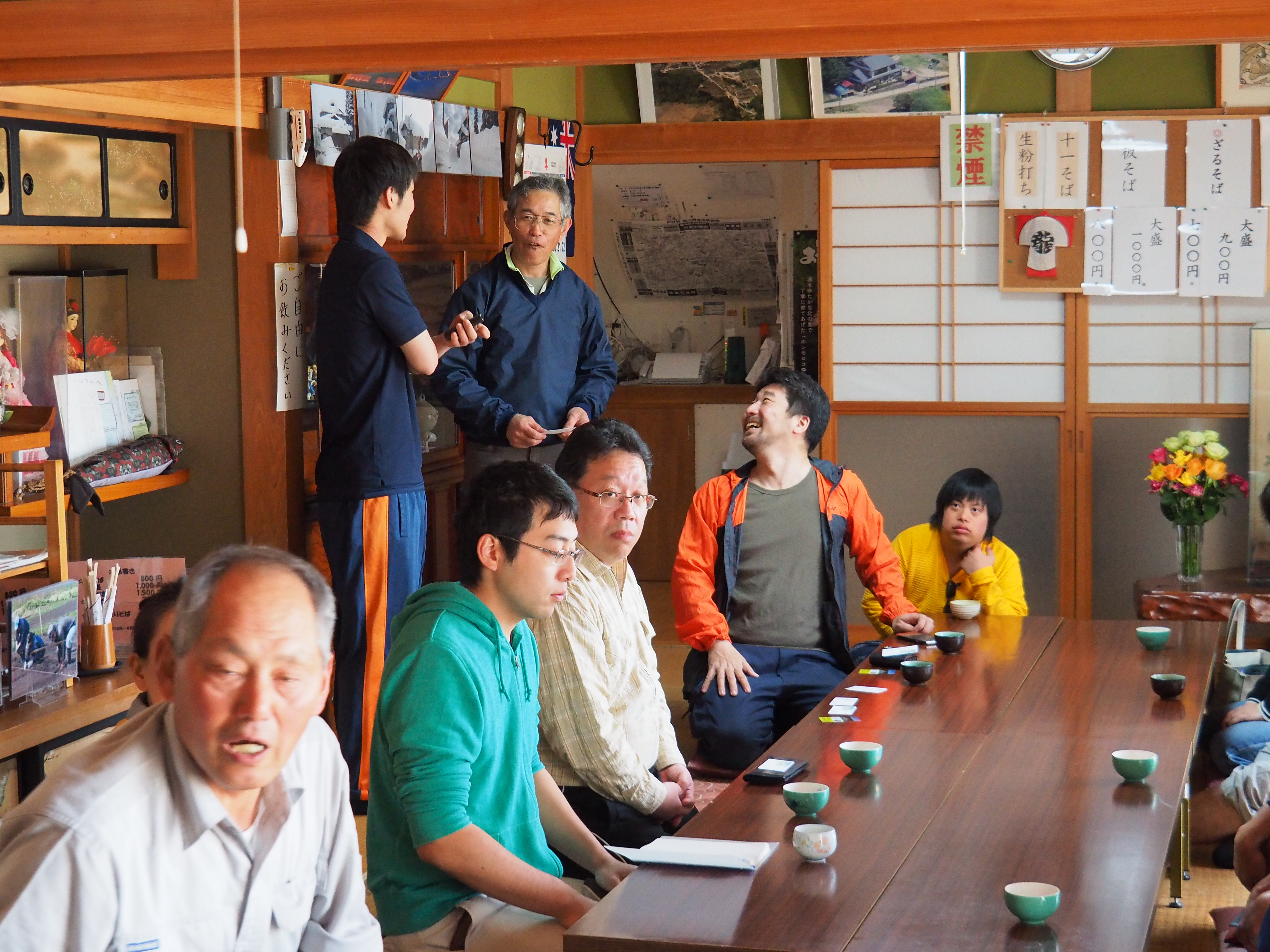 山形県戸沢村、農作業イベント　クワイの植え付け