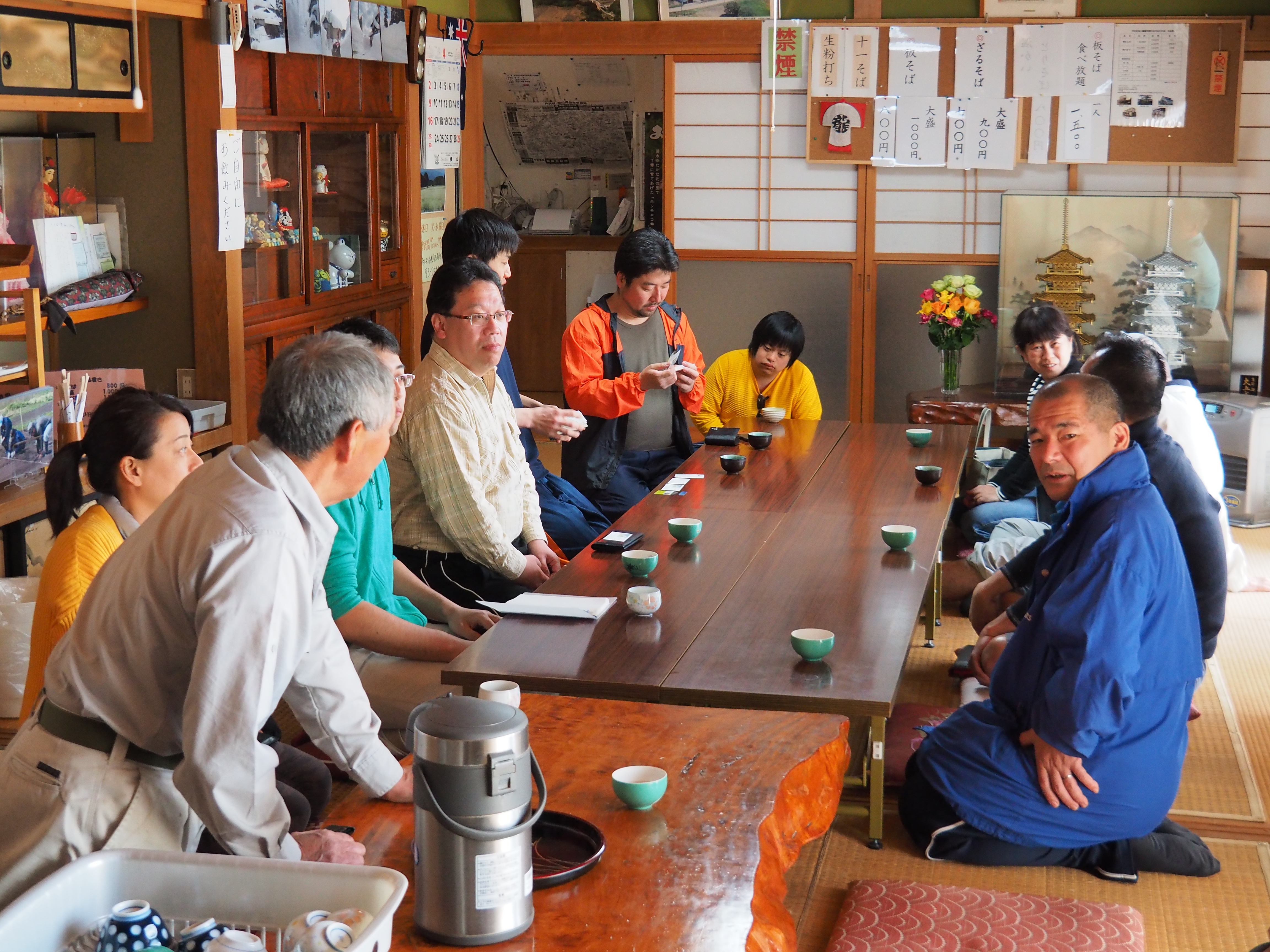 山形県戸沢村、農作業イベント　クワイの植え付け