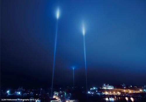 【東日本大震災】あれから4年、気仙沼の夜空に3本の光の柱が立つ