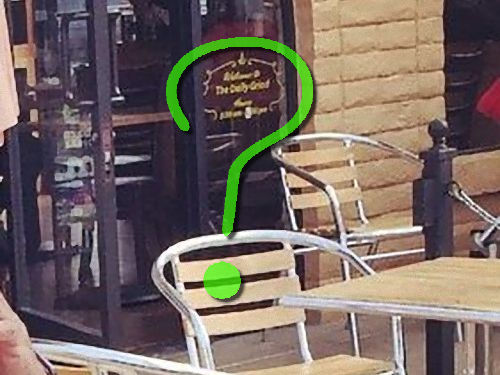 「今朝、カフェで未来を目撃した…」気になってしかたないと話題の写真