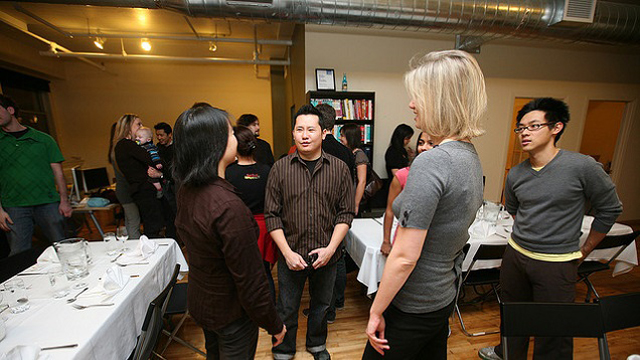 パーティや新しい職場で初対面の人を惹きつける13のコツ パーティや新しい職場で初対面の人を惹きつける13のコツ