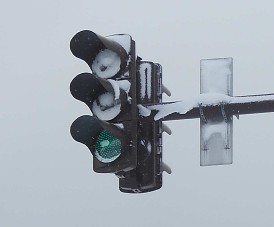 <LED信号>雪溶けず見えない 青森県警、寒冷地型開発へ <LED信号>雪溶けず見えない 青森県警、寒冷地型開発へ