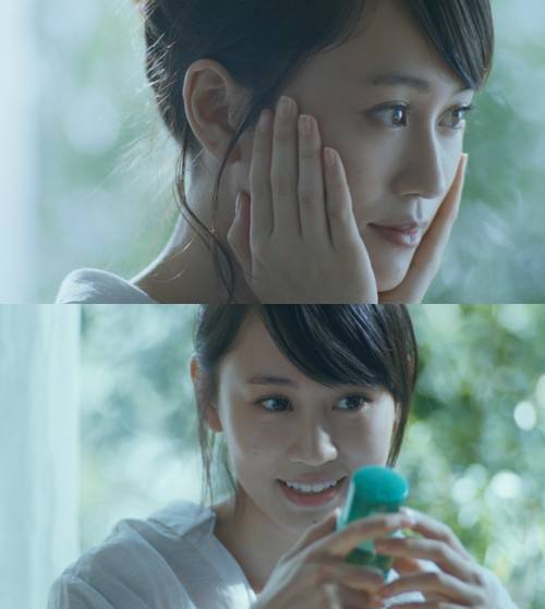 あっちゃんの“恋する”表情、好きな人想いながら恋歌を口ずさむCM。 あっちゃんの“恋する”表情、好きな人想いながら恋歌を口ずさむCM。