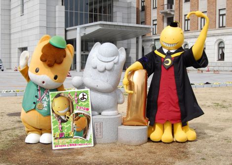 殺せんせーとゆるキャラ・ぐんまちゃんが熱いハグ