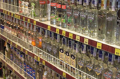 排泄物が混じった粗悪な偽造酒が販売。過去には偽造タバコからも。（英）