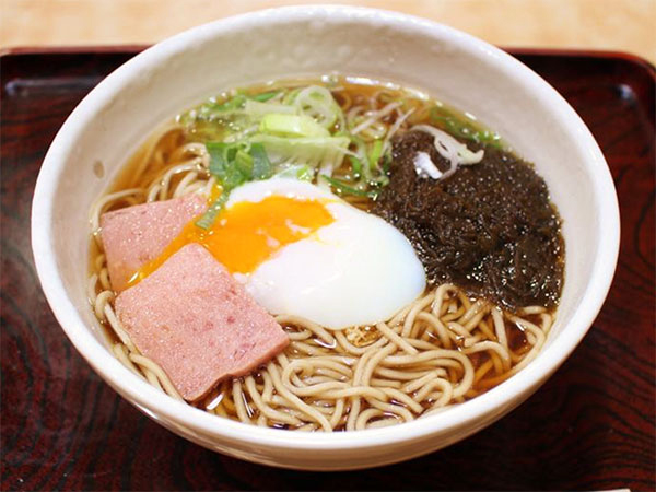 もずくにスパム 「駅そば」で沖縄の味を楽しめるのは沖縄ではなく京急の駅 もずくにスパム 「駅そば」で沖縄の味を楽しめるのは沖縄ではなく京急の駅