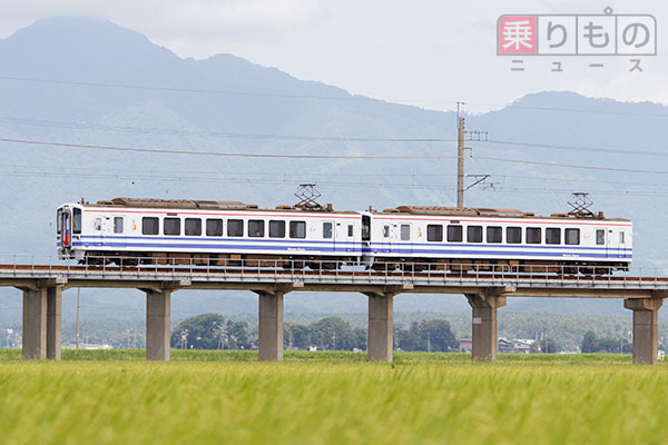ほくほく線18周年　ミス駒子が車内で沿線のお菓子配布