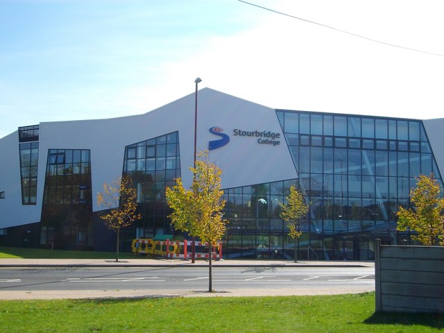 King Edward VI College, Stourbridge >.