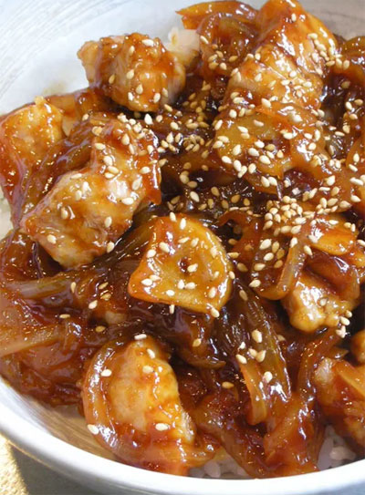 “濃厚ニンニク風味の豚バラ肉の甘辛とろみ丼”