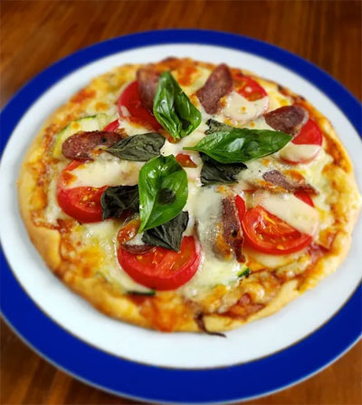“簡単手作り生地の塩トマトとサラミのピザ”