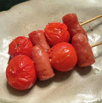 “トマトとウインナーソーセージの串焼き”