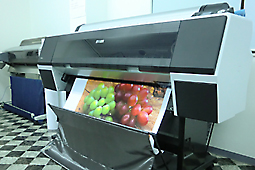 展示パネル印刷を施す大型プリンターです。