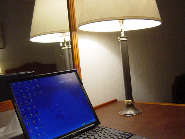 ホテルの部屋はじゃっかん暗いのよー