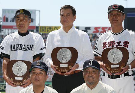 巨人原監督、甲子園で表彰式に出席＝故人の父、貢氏に育成功労賞