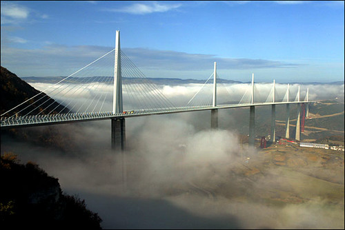 millau_bridge_over_tarn_river_france
