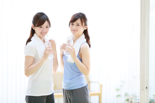 女性が二人並んでいる