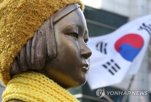 (서울=연합뉴스) 백승렬 기자 = 일본군 위안부 문제 협상을 위한 한·일 외교장관 회담을 하루 앞둔 27일 막판 조율을 위해 한·일 외교부 국장급 협의가 열린다. 일본 아베 총리는 기시다 외무상에게 위안부 문제의 타결을 위해 연내 한국을 방문하라고 전격 지시했다. 사진은 27일 서울 종로구 주한 일본대사관 앞의 소녀상. 2015.12.27  srbaek@yna.co.kr (끝)