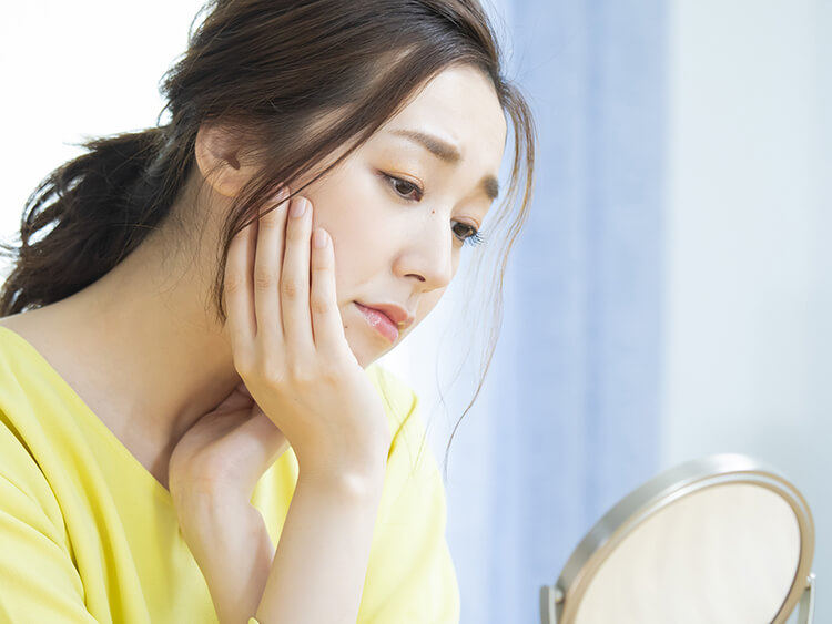 肌の不調が気になる女性イメージ