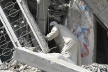 住民は家財道具を取りに帰ったのだが、自宅は破壊されていて中に入れない。＝26日、アル・シジャーイヤ　写真：筆者＝