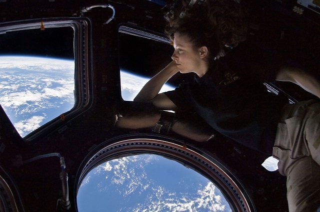 NASAの中継映像に巨大宇宙鳥が出現「これは本物」！  しかし、即座に放送中断…疑念深まる！の画像5