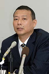 2005年8月22日（高知白バイ事故の約半年前）に高知県警本部長に着任した鈴木基久氏。