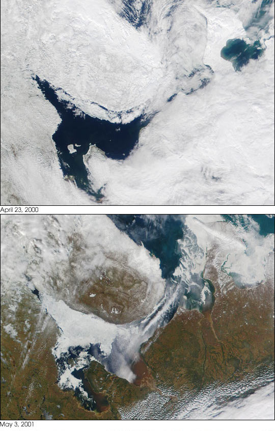 白海の2つの衛星写真は2000年4月23日（上）と2001年5月3日（下）で撮影
