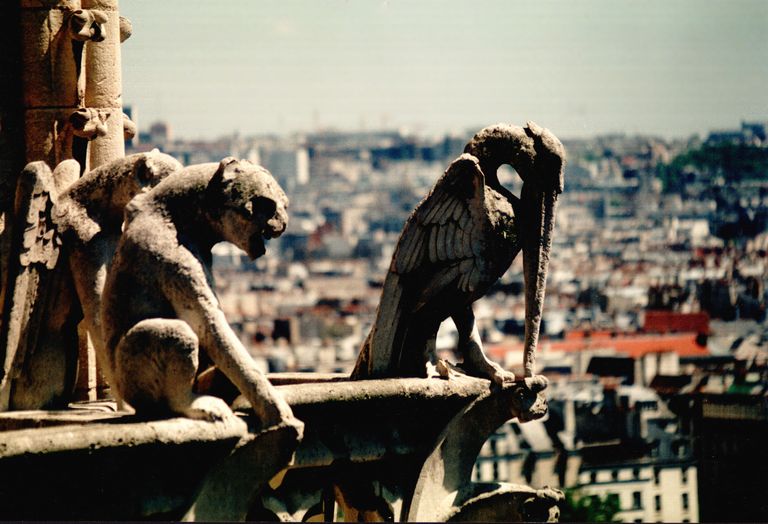 File:Figuren auf Notre Dame.JPG