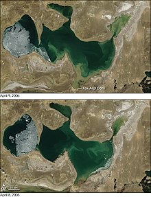 コカラル堤防建設前（写真下）と後（写真上）での北部小アラル海の衛星写真比較