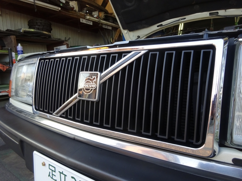 ボルボ240グリル