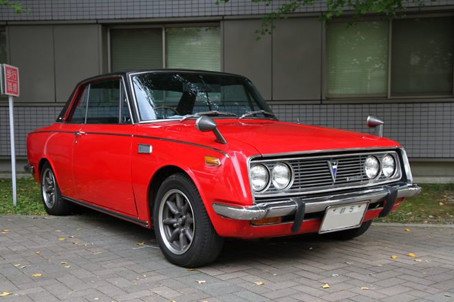 新車以来とおぼしき「群5」のシングルナンバーを付けた「トヨタ1600GT5」。「コロナ・ハードトップ」のボディーに直4 DOHC 1.6リッターエンジンを積んだモデルで、1967年に登場、レースでも活躍した。1600GT5の「5」とは「トヨタ2000GT」と共通の5段ギアボックスを備えているという意味で、4段MT仕様は「1600GT4」。