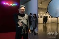 韓国ソウルのアートセンターに展示されている、北朝鮮の金正恩氏とドナルド・トランプ米大統領を描いたイム・ヨンソン氏のインスタレーション作品（2018年12月19日撮影）。(c)Ed JONES / AFP