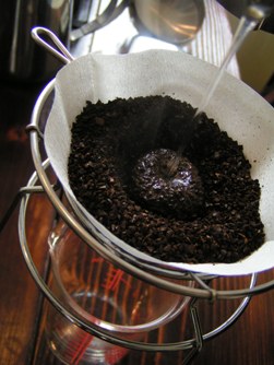 お湯をかけていくと新鮮な珈琲豆は膨らみます