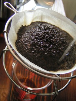 お湯をかけていくと新鮮な珈琲豆は膨らみます。ハンバーグ状に膨らんでおいしそうでしょ＾＾